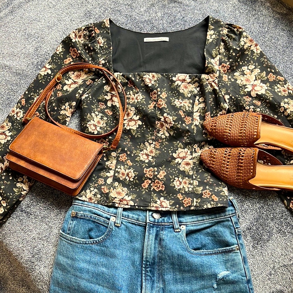 Abercrombie & Fitch floral top. Slightly cropped style. Size Small.
